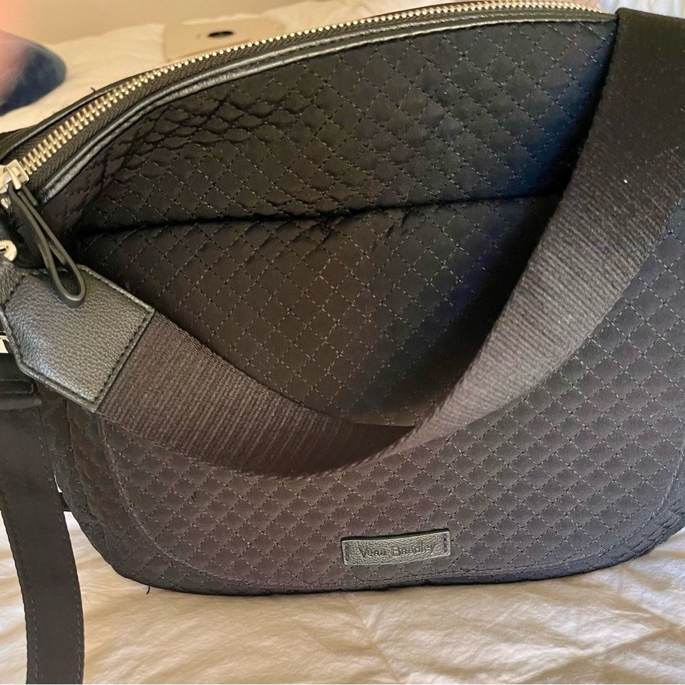 VERA BRADLEY Black quilted purse
Shoulder and Crossbody straps